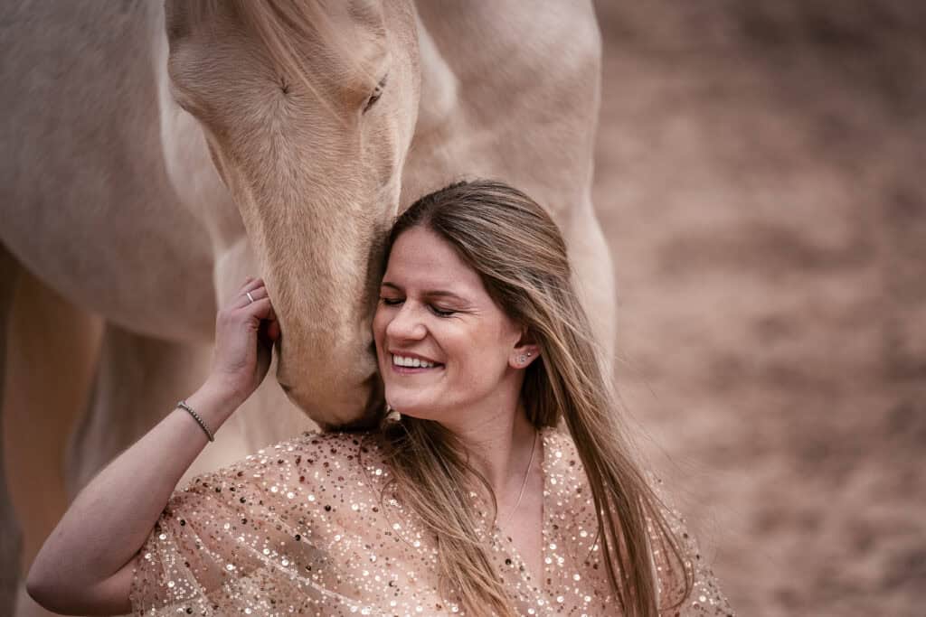 Frau mit Pferd, glückliche Momentaufnahme, Natur, Tierliebe, Fotografie.