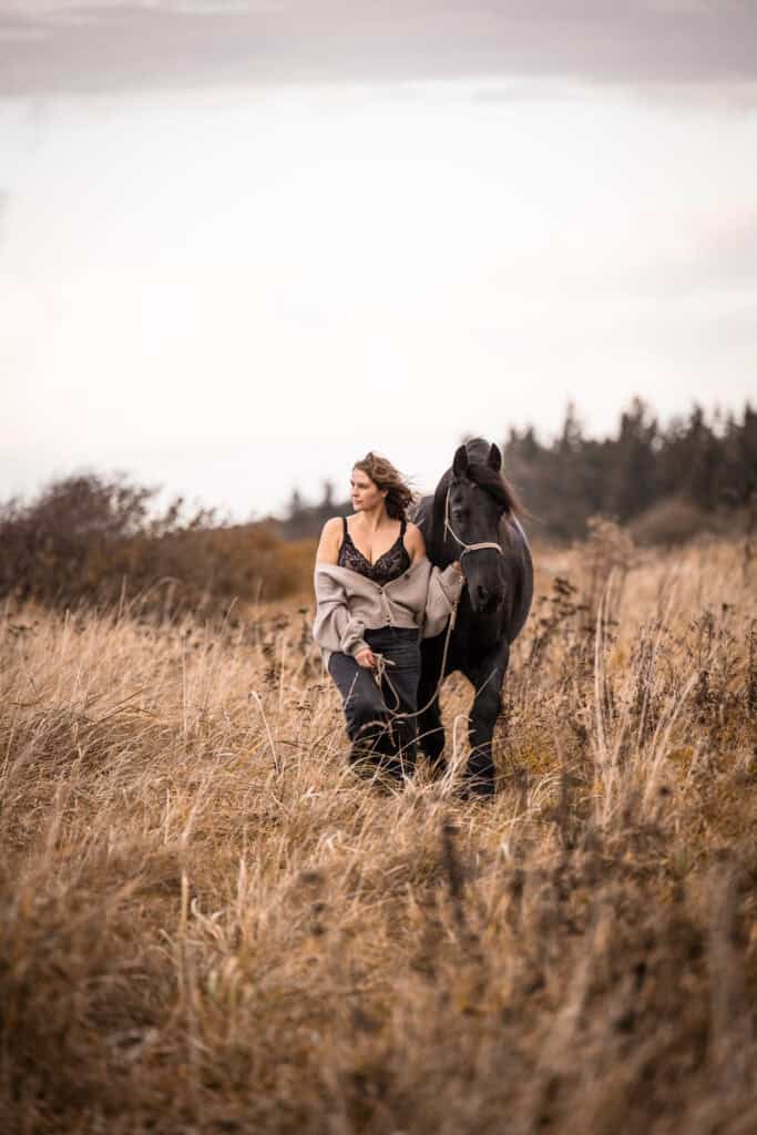 Frau mit Pferd im offenen Feld, Naturfotografie, authentisches Portrait, ländliche Umgebung, Alena S.