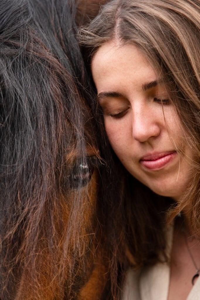 Emotionale Frauen berühren sich liebevoll, Nahaufnahme, Gefühle, Freundschaft.